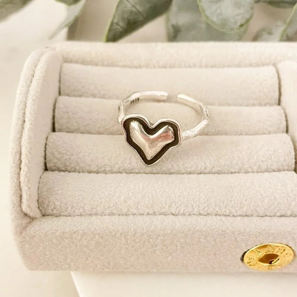 925 Sterling Silver Minimalist Black Heart Ring Dainty Heart Ring Black & Silver - Picture 8 of 9